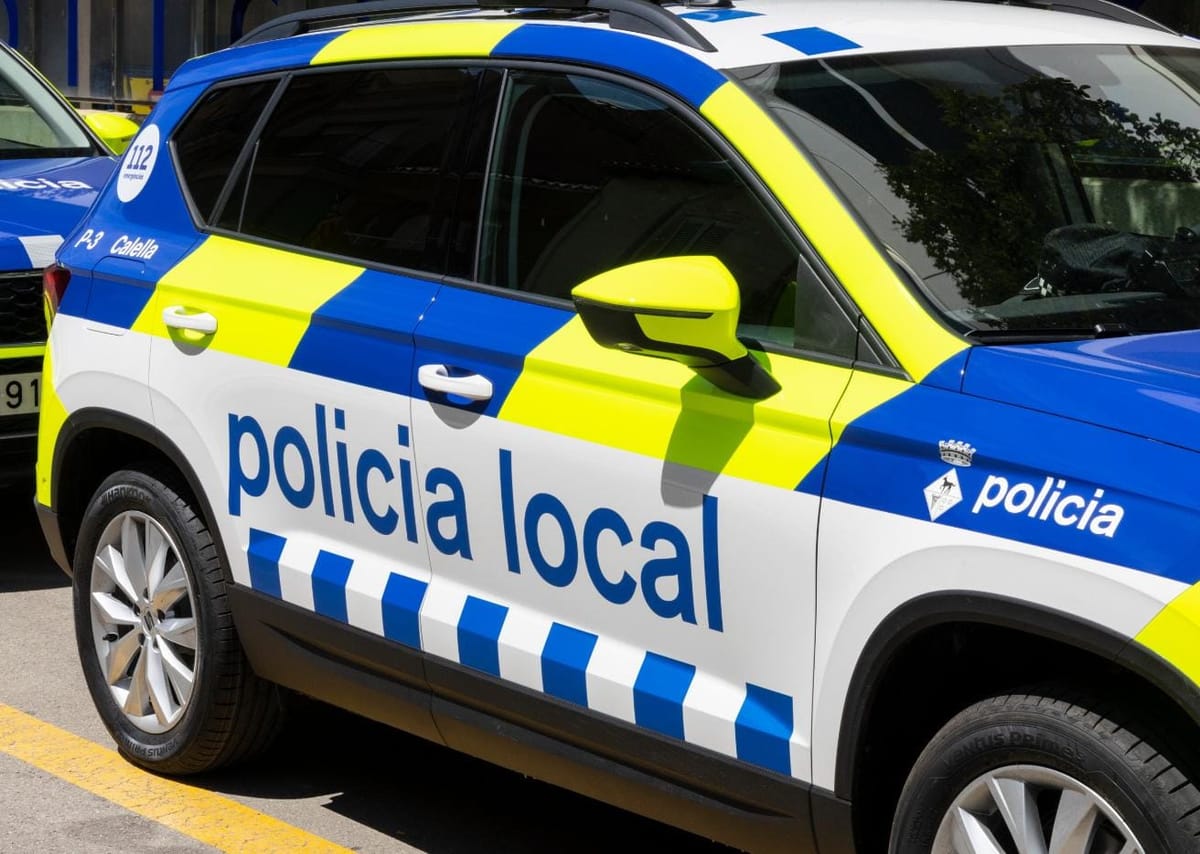 Imagen de archivo de un coche de la Policía Local de Calella. Foto: @ajcalella (X)