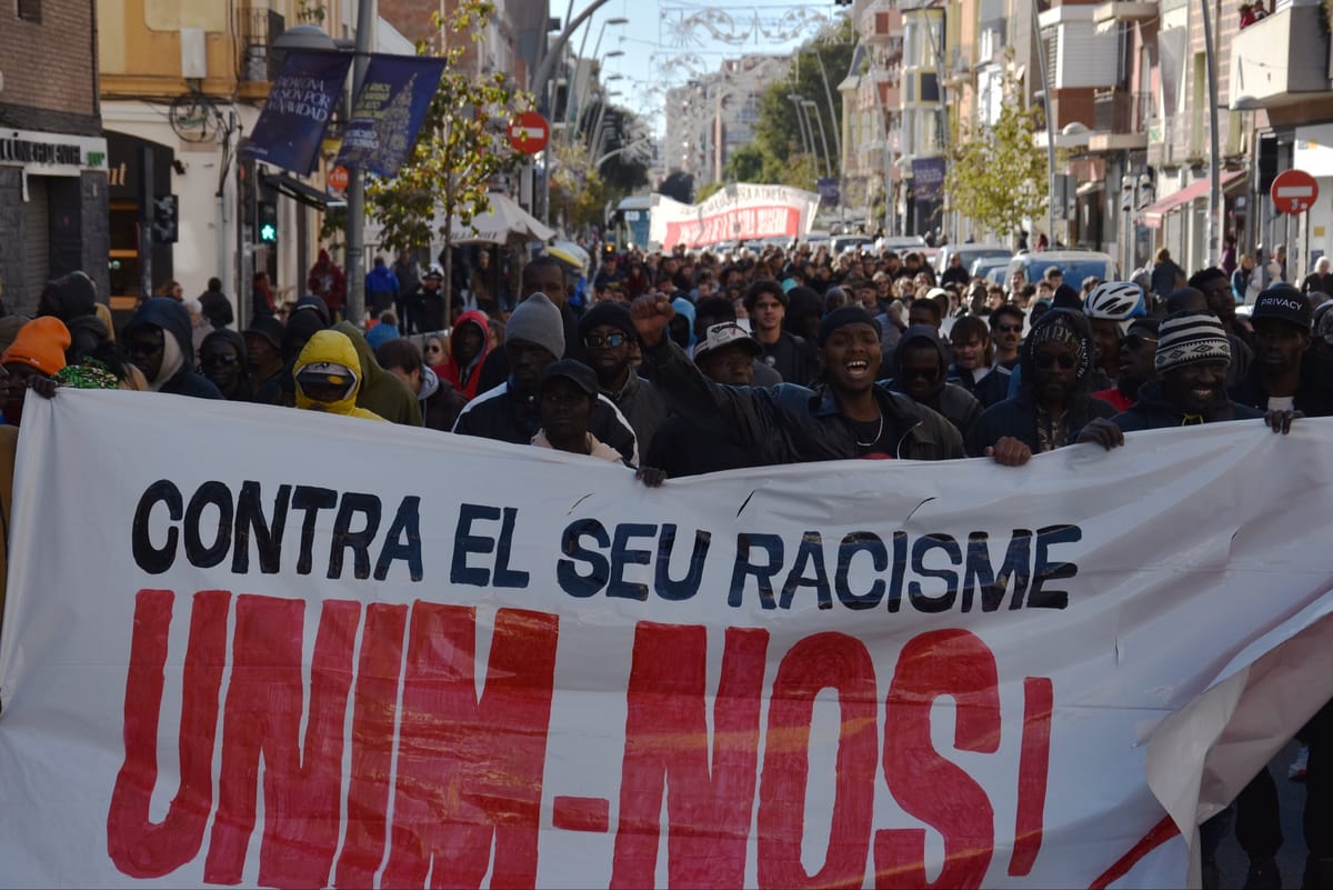 Manifestación del 22 de noviembre en Badalona contra el desahucio del B9: 'Contra el seu racisme, unim-nos!'. Foto: SHSC