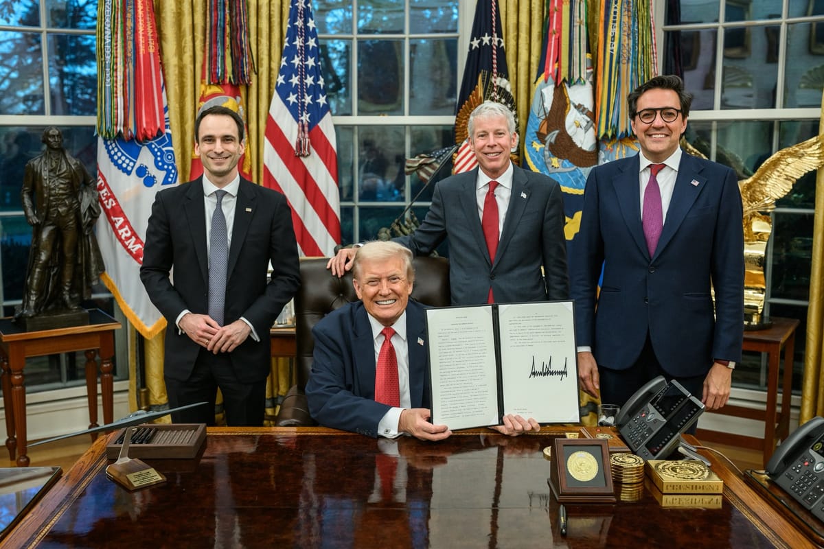 Trump firmando la orden ejecutiva de la Genesis Mission. Foto: @mkratsios47 (X)