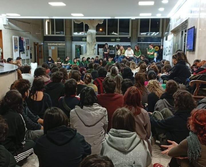 Estudiantes de la UCM en el encierro de la Facutad de Bellas Artes. Foto: @CGTucm (X)