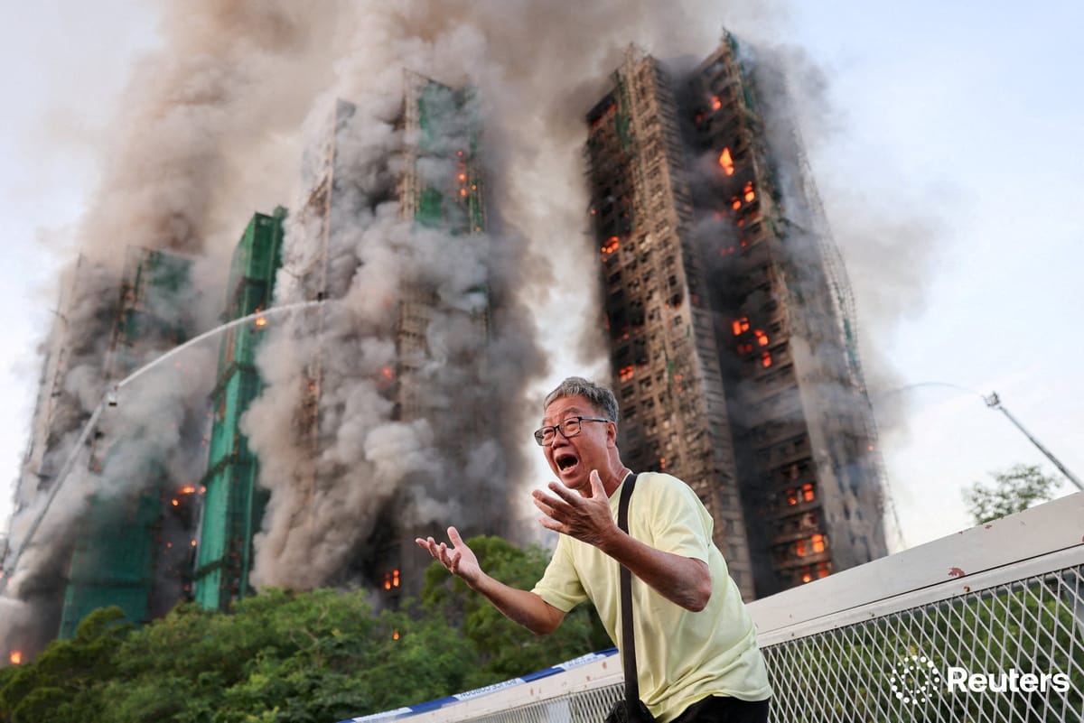 Wong, de 71 años, lamenta que su mujer está atrapada en el Wang Fuk Court en Tai Po (Hong Kong, China). Foto: Tyrone Siu/Reuters