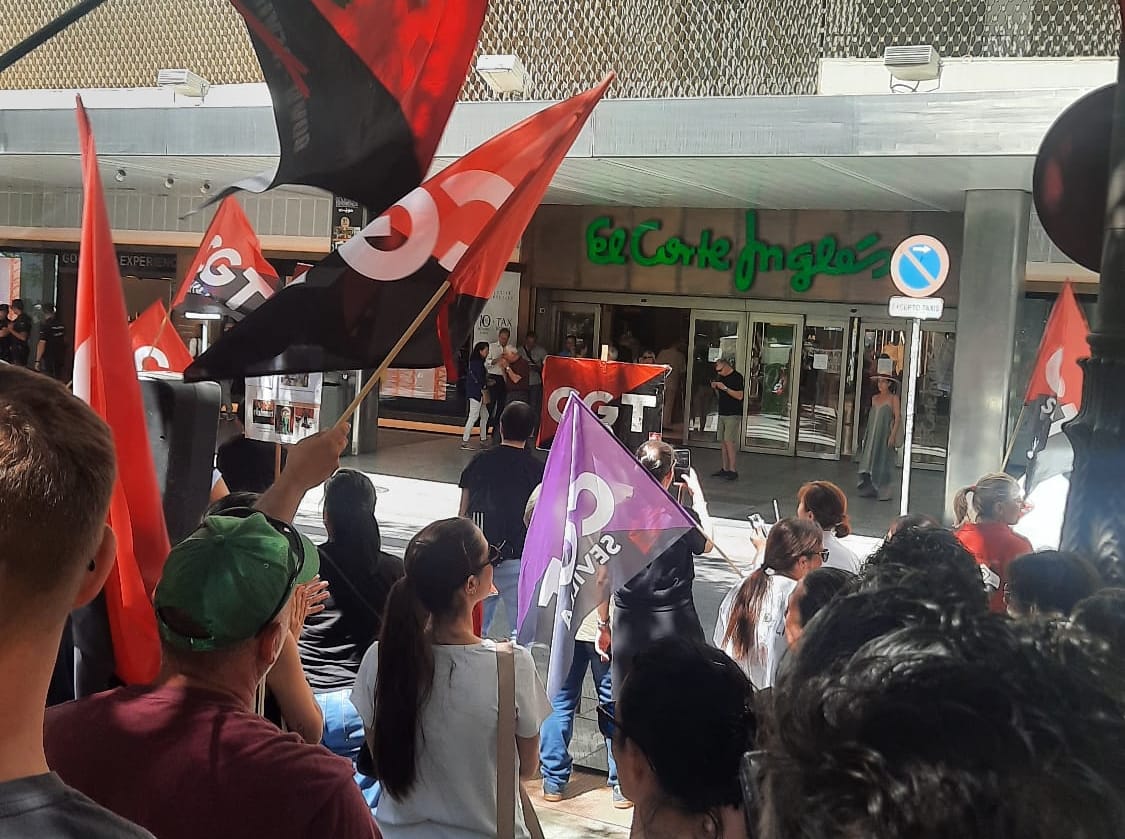 Imagen de archivo de una movilización sindical de CGT ante El Corte Inglés de Sevilla. Foto: @CgtCorteIngles (X)