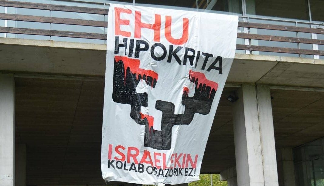 Pancarta desplegada en la UPV/EHU: "¡EHU hipócrita, no a la colaboración con Israel!". Foto: Ikasle Abertzaleak