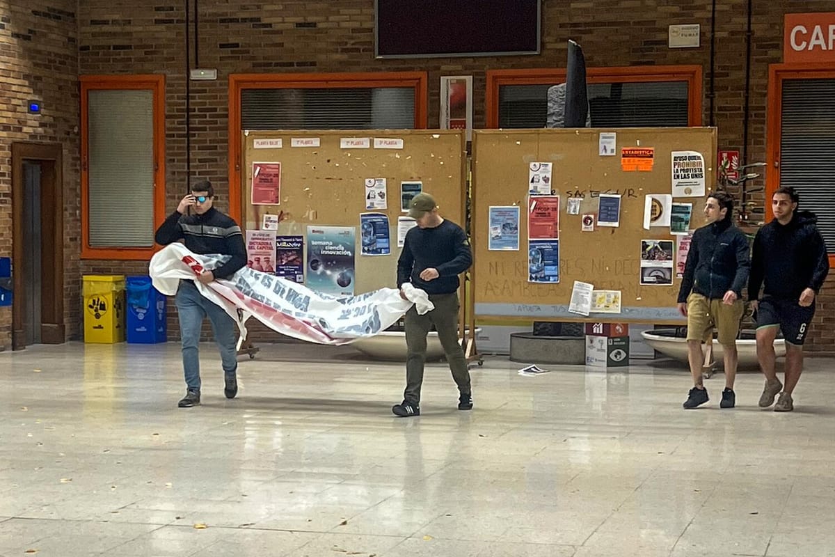 Neonazis arrancando pancartas tras el acto de Vito Quiles en el campus de Somosaguas de la Complutense. Foto: El Salto