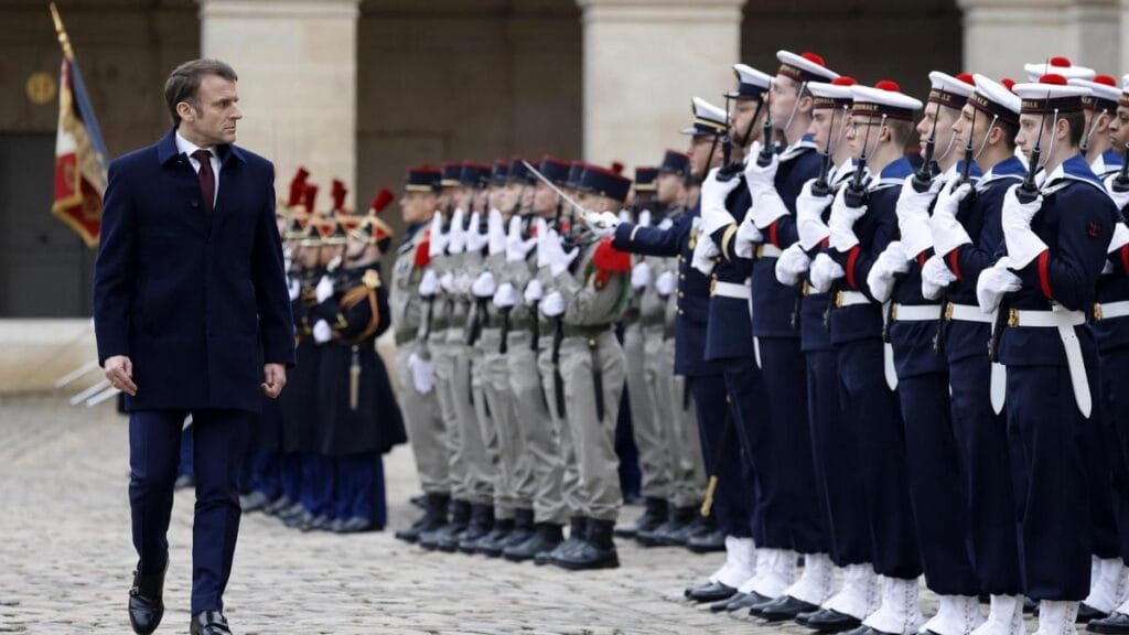 Emmanuel Macron pasando revista a tropas del ejército francés. Foto: pointsud.ca