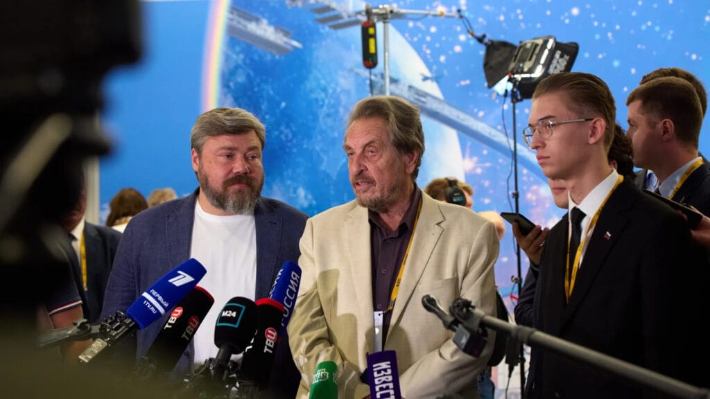 "Mijail" (dcha.) junto a Konstantin Malofeev (izda.) y Errol Musk, padre de Elon Musk (centro). Foto: Forum Future 2025