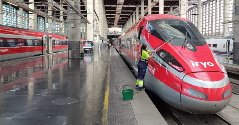 Imagen de archivo de una trabajadora de Iryo limpiando un tren en la estación de Madrid-Puerta de Atocha. Foto: (CC BY-SA) CARLOS TEIXIDOR CÁRDENAS-Wikimedia Commons.