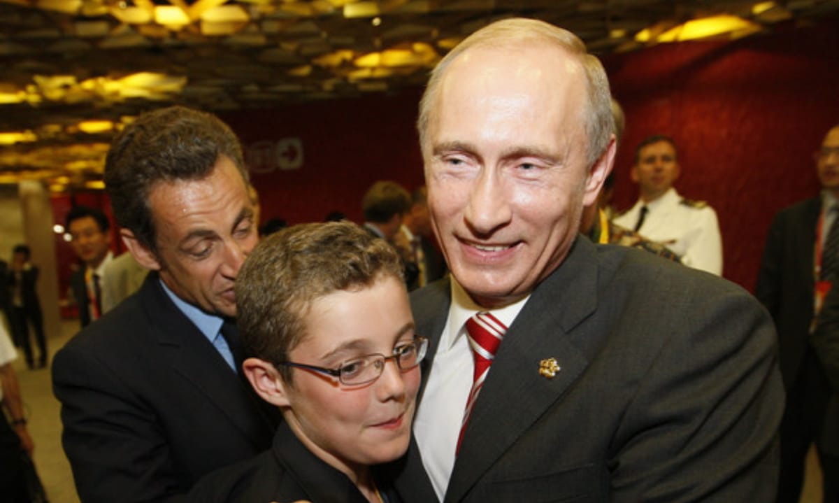 Imagen de archivo de Nicolas Sarkozy y su hijo Louis junto a Vladimir Putin en 2008. Foto: vía animalia-life.club