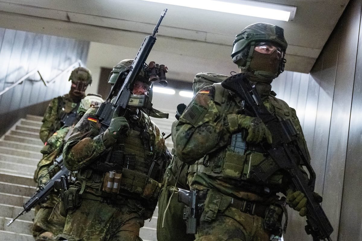 Soldados se adentran en el metro de Berlín. Foto: Getty Images