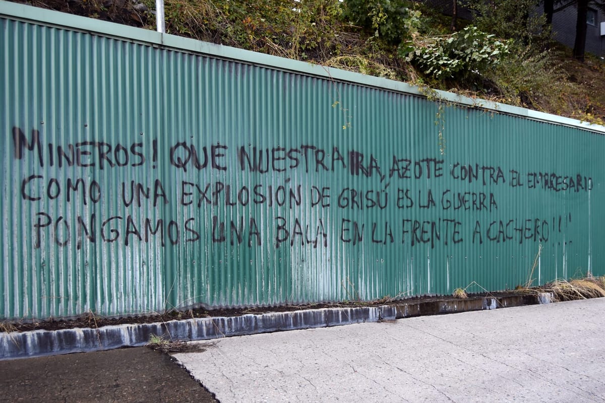 Imagen de archivo de una pintada en el exterior de una mina en Asturies. Foto: Emilio Pérez Corte, Archivo Histórico Minero