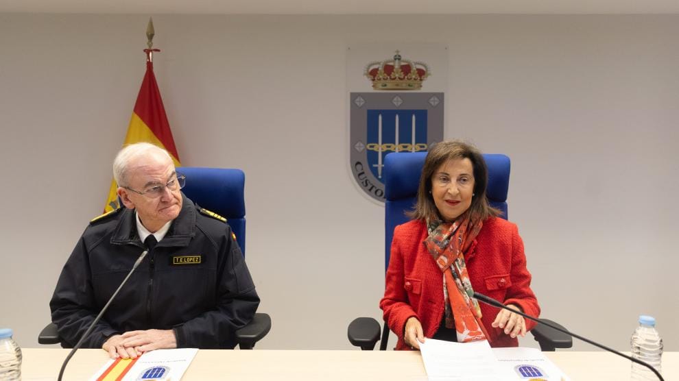 El jefe del Estado Mayor de la Defensa (JEMAD), almirante general Teodoro López Calderón, junto a la ministra de Defensa Margarita Robles. Foto: Europa Press
