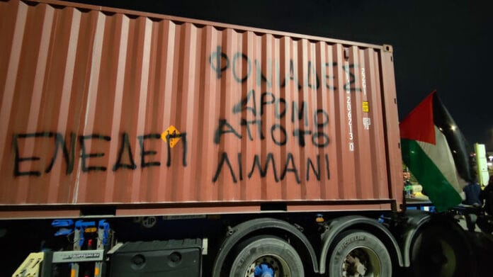 Imagen de archivo de una pintada en un contenedor del puerto de El Pireo en Atenas. Foto: PAME