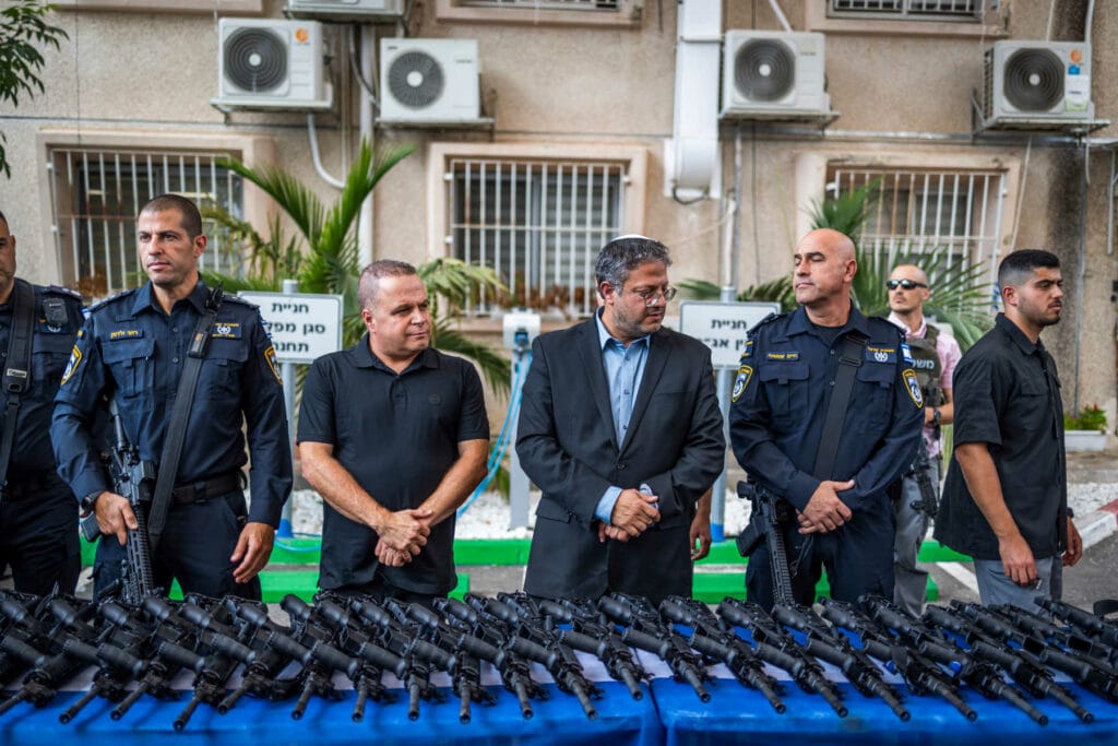 El ministro israelí Itamar Ben-Gvir entrega rifles M5 en la inauguración de una nueva unidad de "civiles" armados. Foto:Ilia Yefimovich / picture alliance vía Getty Images