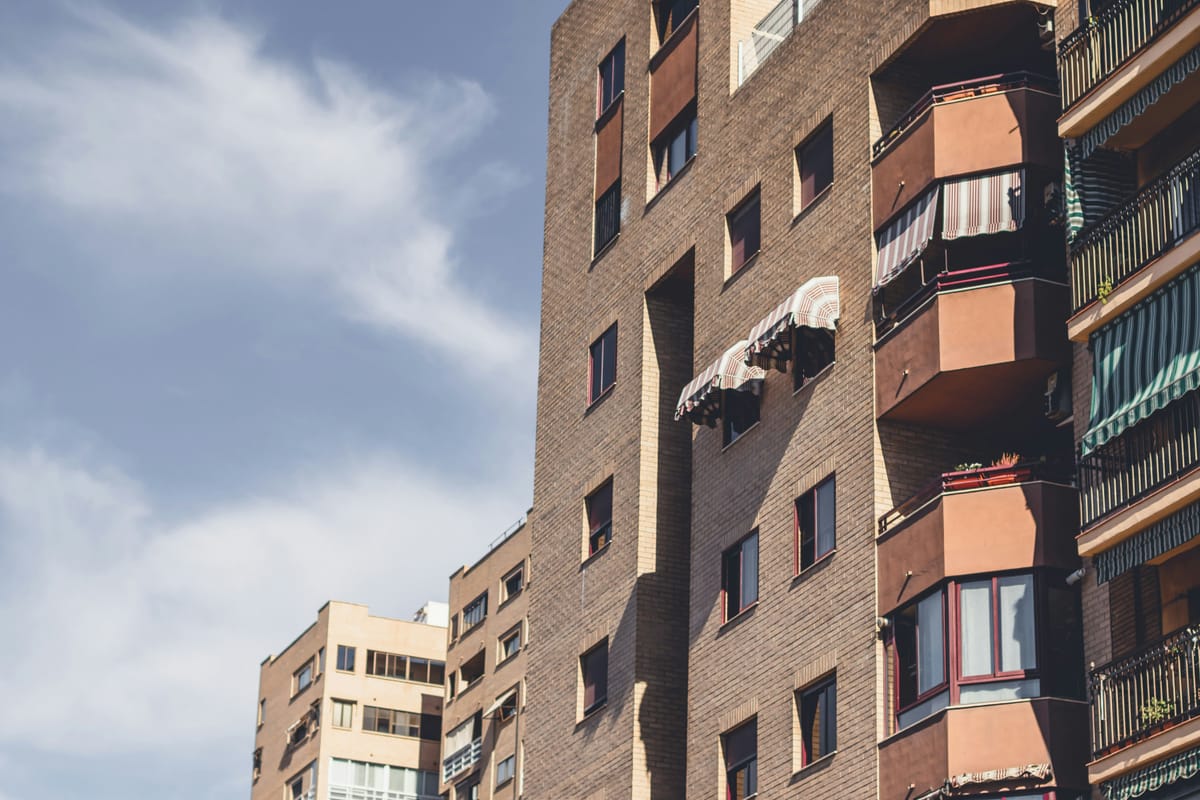 Imagen de archivo de un bloque de viviendas en València. Foto: Joemi Brazier/Unsplash