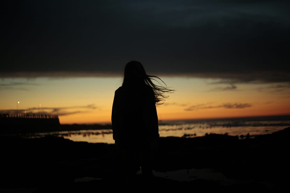 Imagen de archivo de una silueta de una mujer. Foto: Keenan Constance/Unsplash