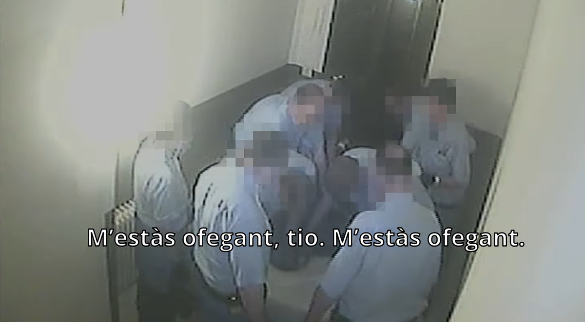Fotograma de la grabación de las torturas de los funcionarios en el DERT de Mas d'Enric. Foto: La Directa