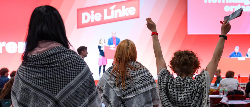 Jóvenes vestidas con kufiyas palestinas protestan en un acto de Die Linke. Foto: dpa/Hendrik Schmid