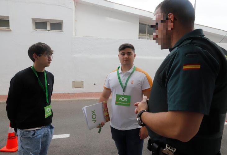 Alejandro Llabrés, en el centro de una imagen tomada en las elecciones de mayo de 2023. Foto: Menorca.info