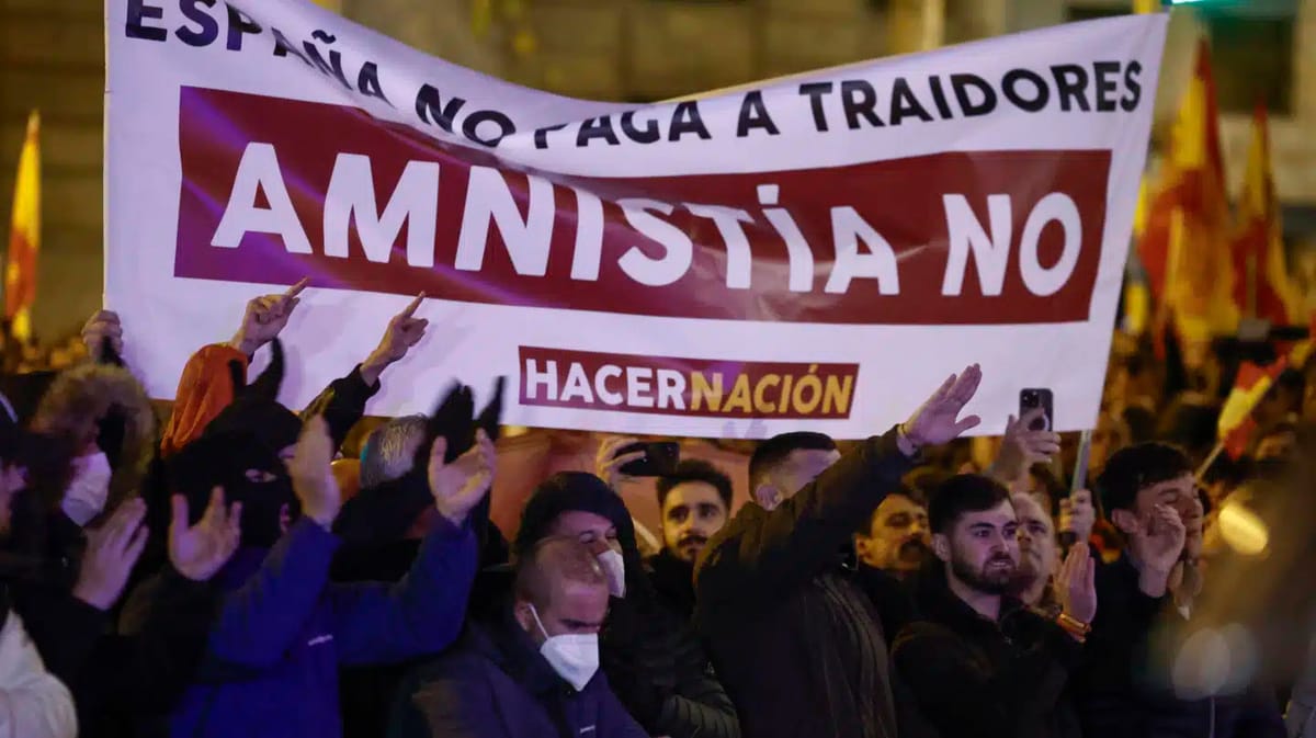 Imagen de archivo de una pancarta de Hacer Nación en una protesta ante la sede del PSOE en Ferraz. Foto: Sergio Pérez/EFE