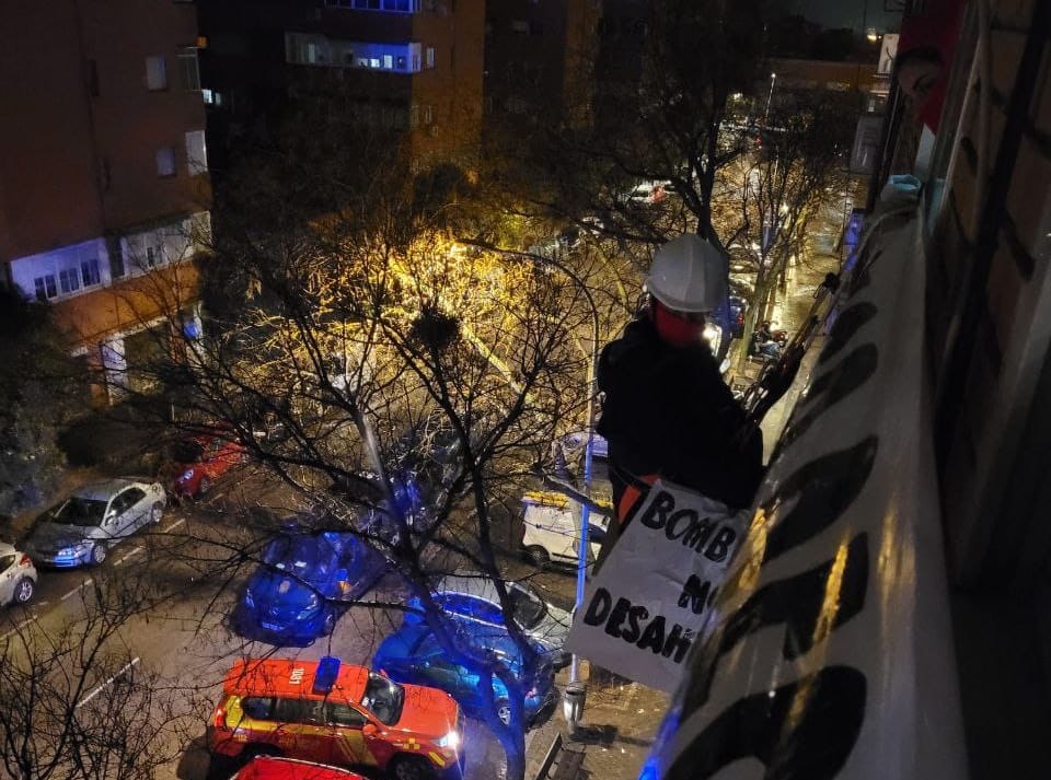 Imagen de archivo de un activista contra los desahucios colgado del balcón de Mariano en Vallecas. Foto: @pahvallekas (X).