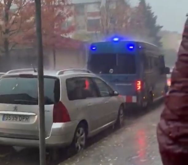 Furgón de los Mossos d'Esquadra durante un desahucio en Granollers este 6 de noviembre en plena alerta por lluvias. Foto: @Granollers_SHSC (X)