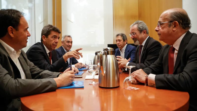 Imagen de archivo de Carlos Flores Juberías, diputado de Vox condenado por violencia machista, ante Carlos Mazón. Foto: Europa Press