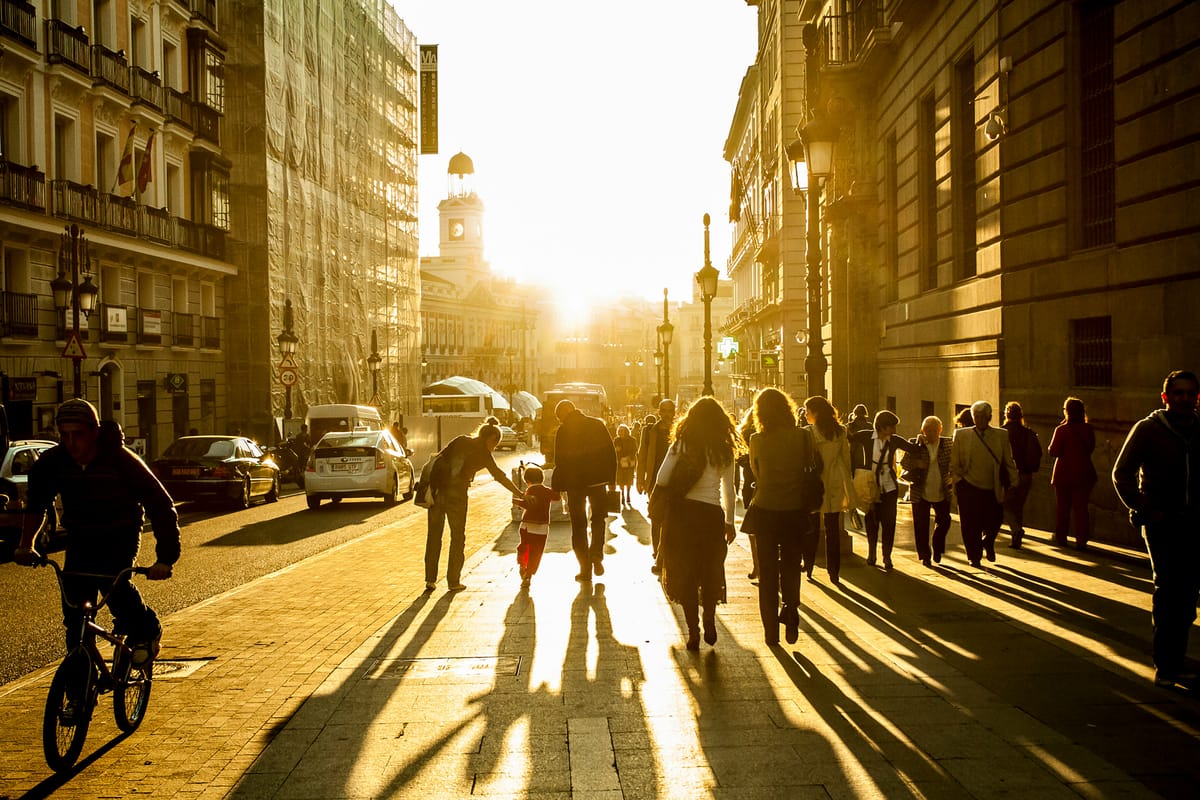 Imagen de archivo de personas caminando hacia la Puerta del Sol en Madrid. Foto: Robert Tjalondo/Unsplash