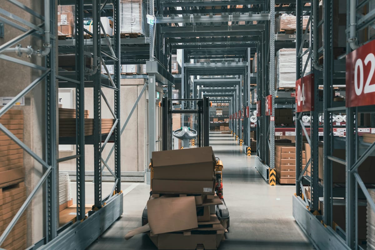Imagen de archivo de un almacén. Foto: Salah Ait Mokhtar/Unsplash
