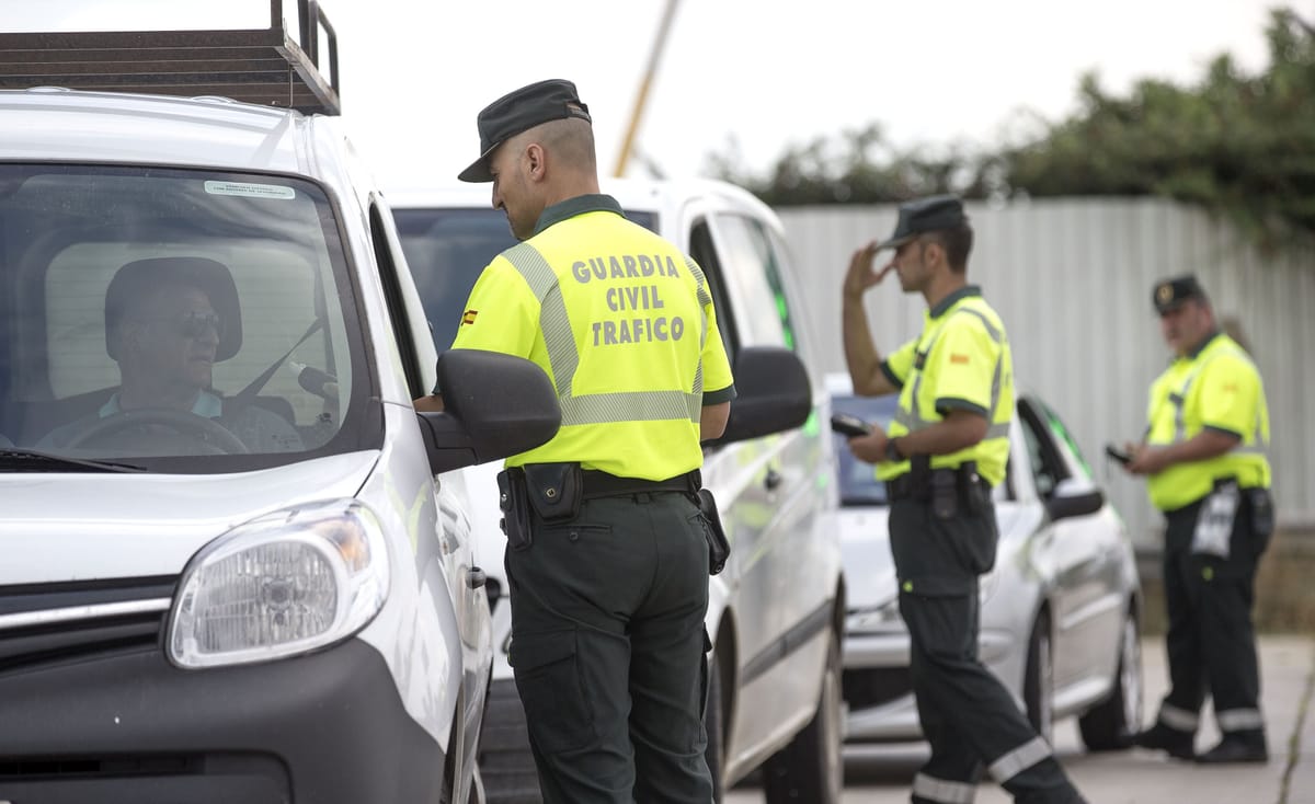 Imagen de archivo de agentes de tráfico de la Guardia Civil en un control. Foto: guardacivil2020.blogspot.com