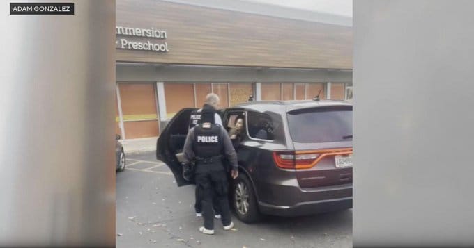ICE detiene a una educadora infantil en Chicago. Foto: Adam Gonzalez