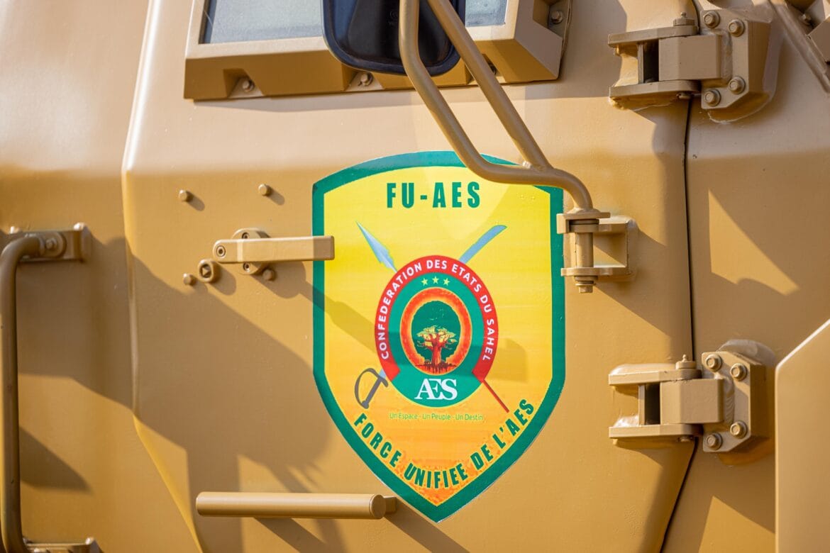 Imagen de un vehículo con el logo de la FU-AES. Foto: saheltribune.com