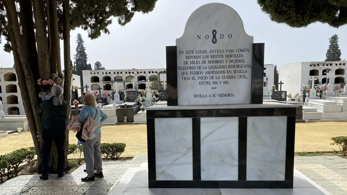Imagen del memorial que marca la ubicación de la fosa en el cementerio de San Fernando. Foto: eldiario.es