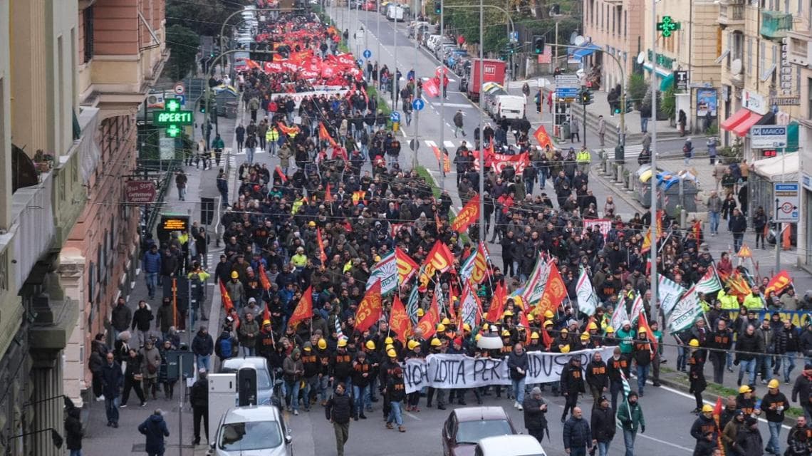 Trabajadores del metal recorren las calles de Génova. Foto: alessandro54.com