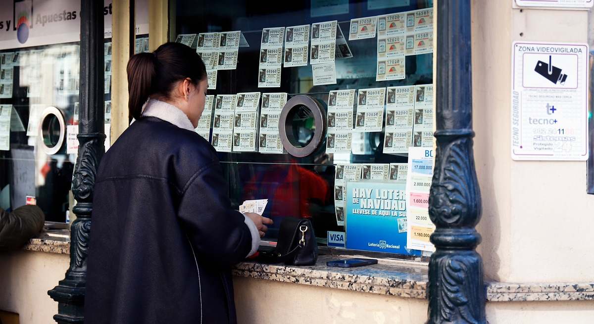 Una persona comprando lotería. Foto: eleconomista.es
