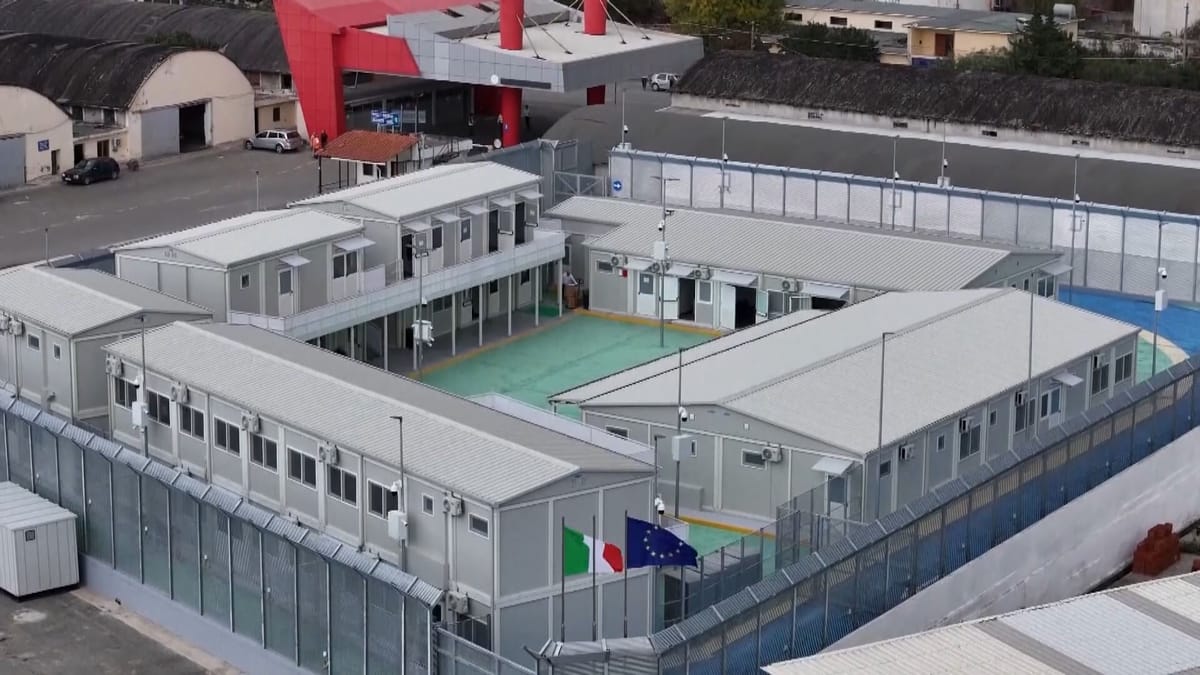 Uno de los centros de reclusión que Italia abrió en Albania. Foto: orain.eus