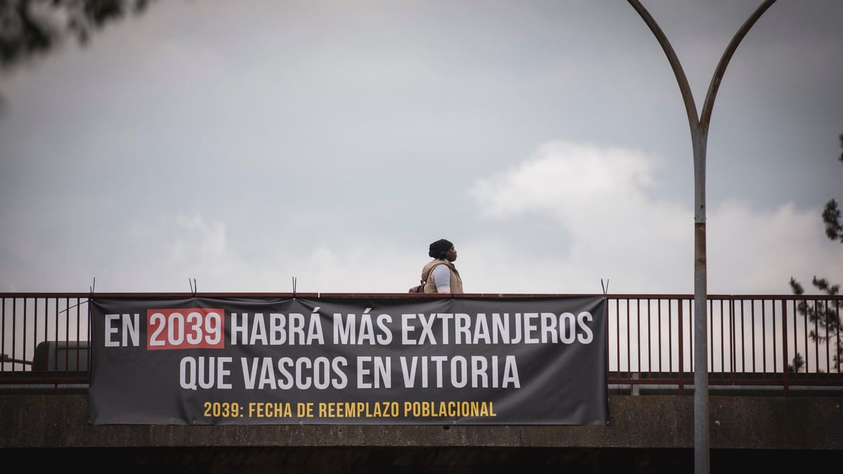 Pancarta racista exhibida en Gasteiz. Foto: orain.eus