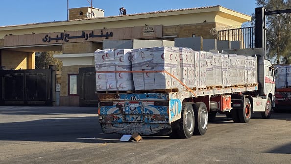 Imagen de un camión entrando en el paso de Rafah. Foto: newarab.com