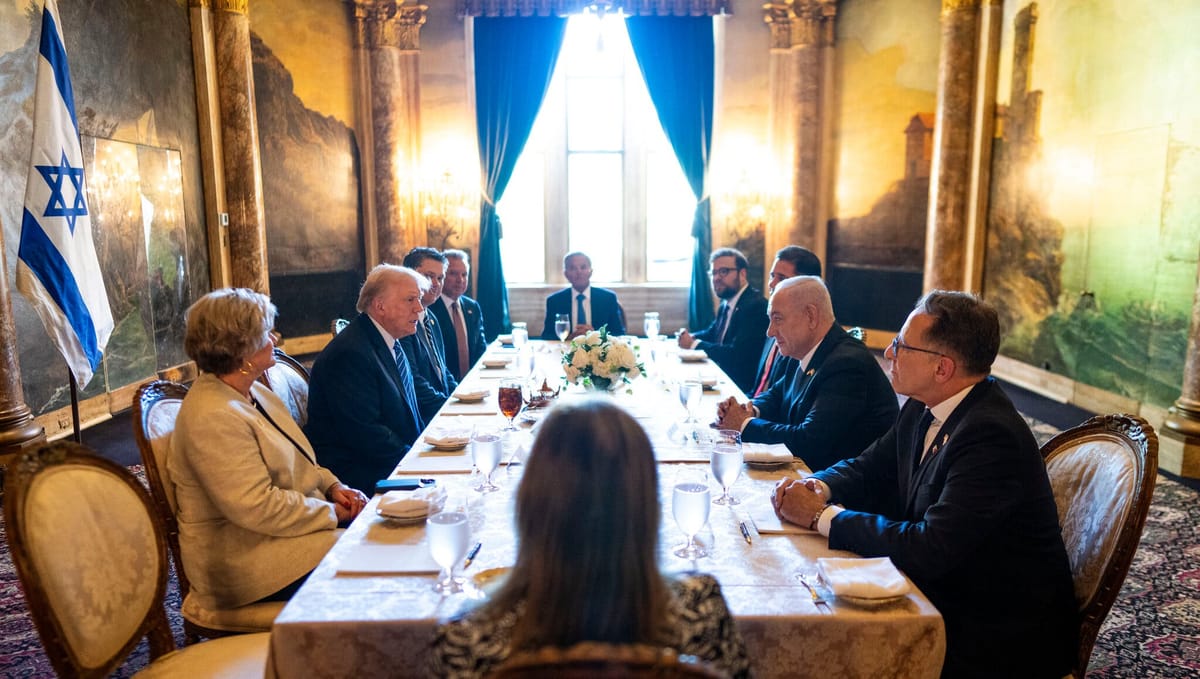 Imagen del encuentro entre Trump y Netanyahu en Florida. Foto: nytimes.com