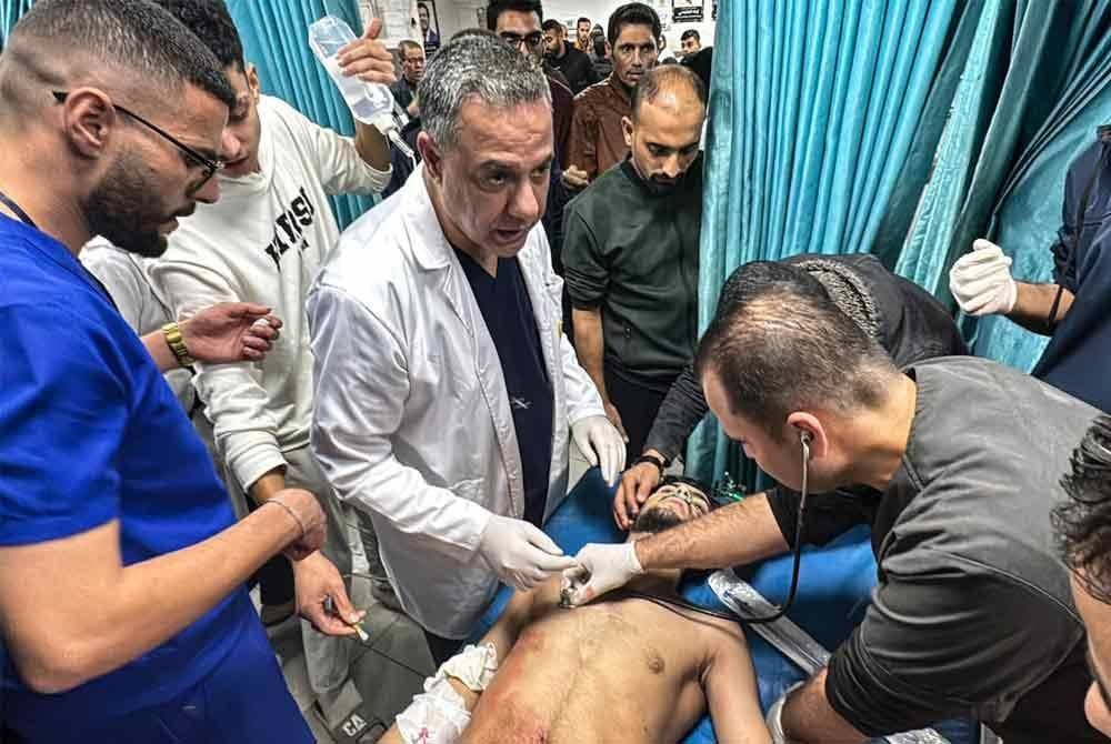 Abu Safiya y varios médicos palestinos tratan de salvar la vida de un civil herido por las fuerzas sionistas. Foto: turkiye.com