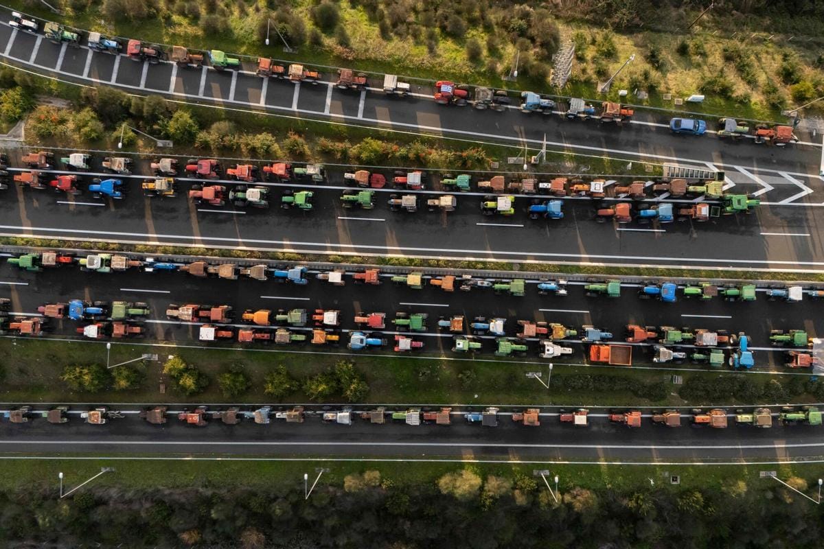 Imagen de pasos paralizados por tractores. Foto: elperiódico.com