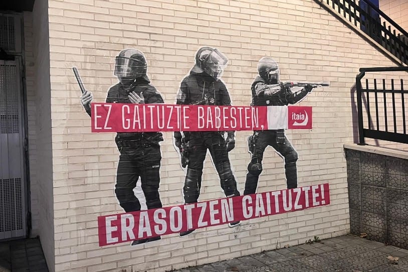 Imagen de un mural de Itaia que reza "No nos protegen, nos agreden" Foto: Gedar Langile Kazeta
