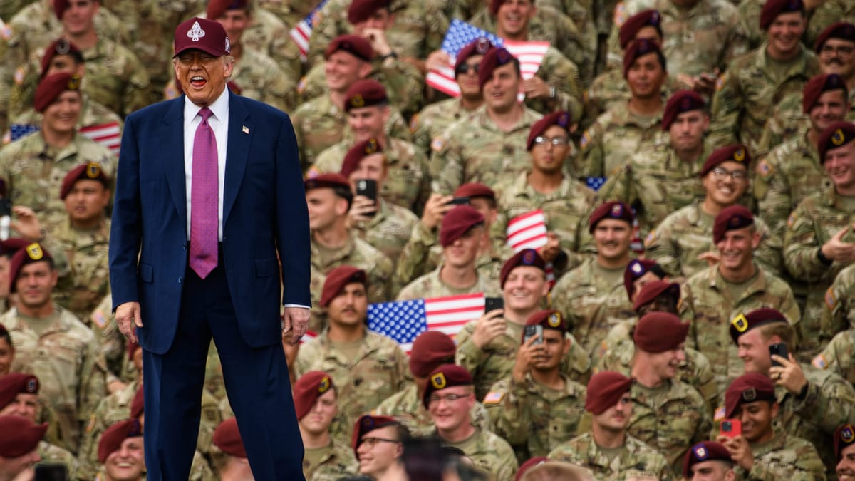 Donald Trump frente a soldados del ejército. Foto: usatoday.com