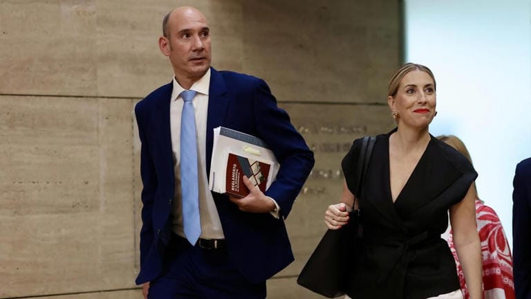 José Ángel Sánchez Juliá y María Guardiola. Foto: msn.com