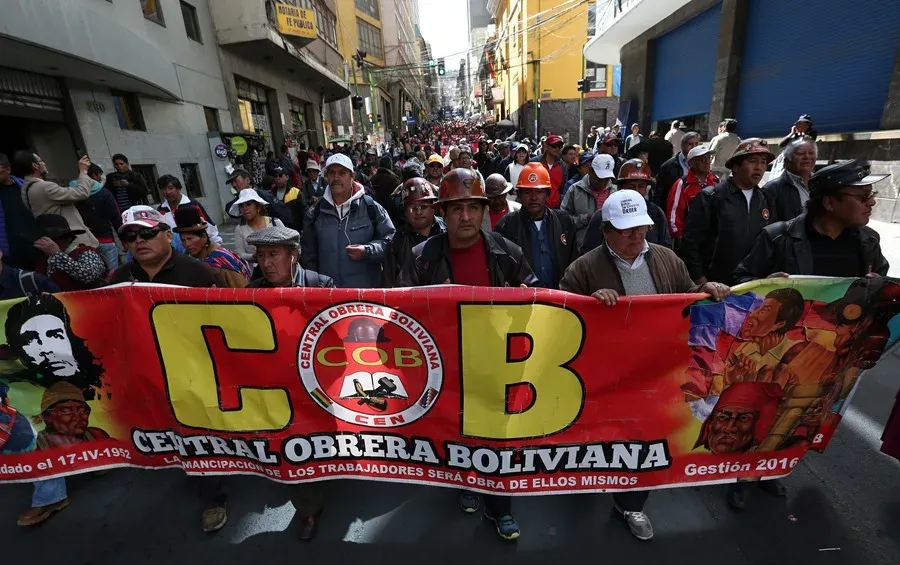 Trabajadores de la COB en una fanifestación. Foto: EFE/Martin Alipaz