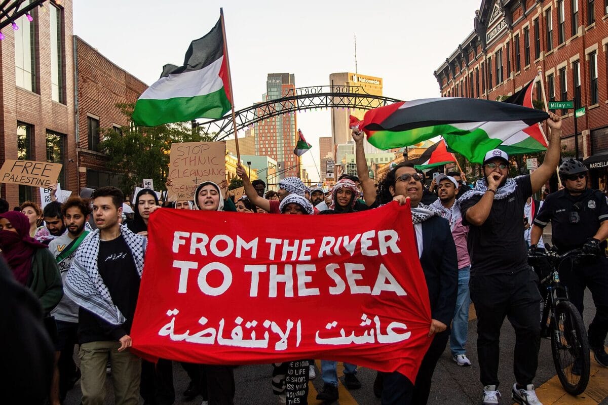 Manifestantes propalestinos portan una pancarta con el lema "Desde el río hasta el mar". Foto: theleftberlin.com