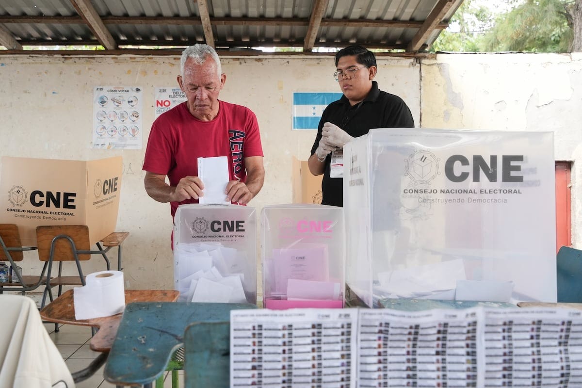 Ciudadanos hondureños votando. Foto: cadenalatam.com