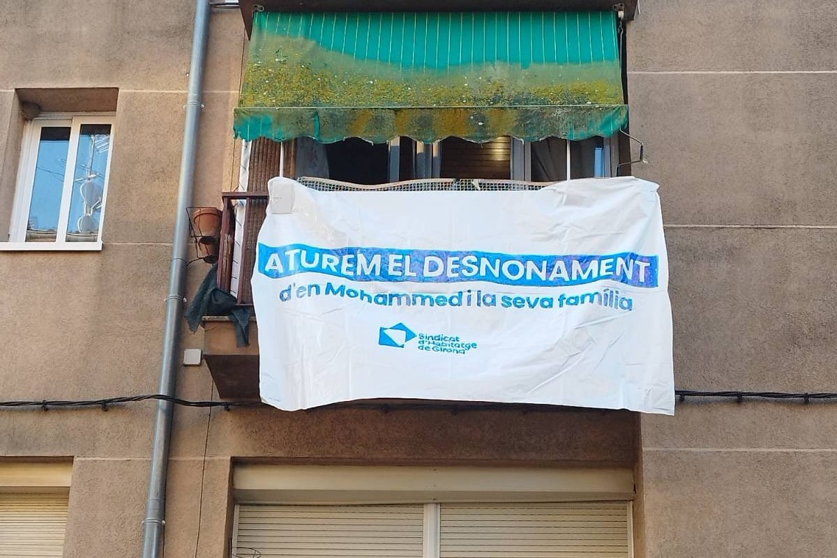 Una pancarta llama a parar el desahucio de una familia en Girona. Foto: @Girona_SHSC (X)
