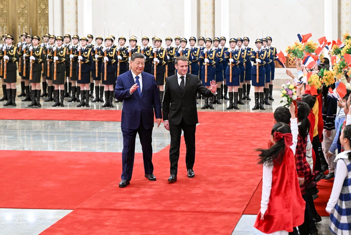Xi Jinping recibe a Emmanuel Macron en su viaje de Estado en Pekín esta madrugada. Foto: @SpoxCHN_MaoNing (X)