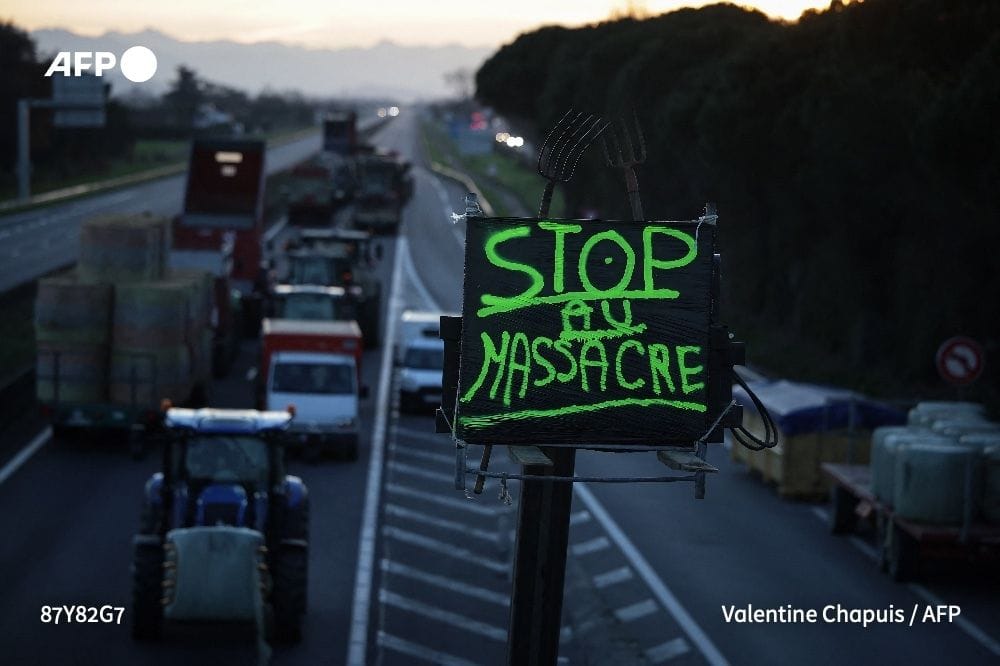 Ganaderos cortan una carretera con tractores. Foto: Valentine Chapuis / AFP
