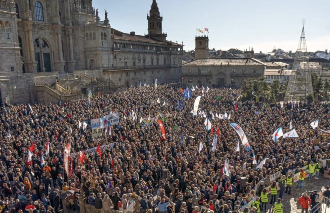 Imagen de la manifestación en la Praza do Obradoiro, en Santiago. Foto: @koldo_tellitu (X)